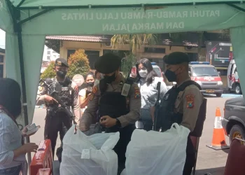 Petugas lakukan pemeriksaan dampak bom bunuh diri Astana