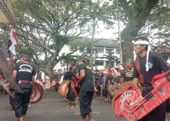 wisatawan kagum Seniman Jaranan