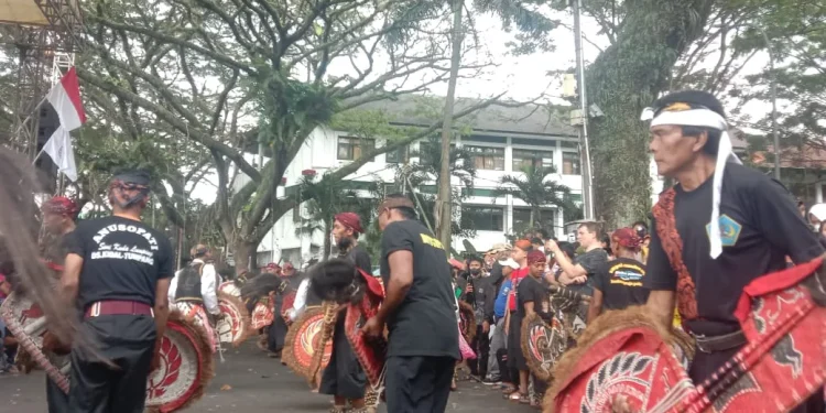wisatawan kagum Seniman Jaranan