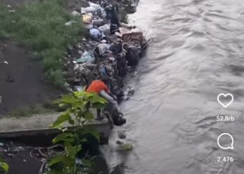 buang sampah di bantaran sungai brantas di kampung warna-warni