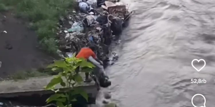 buang sampah di bantaran sungai brantas di kampung warna-warni