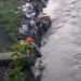 buang sampah di bantaran sungai brantas di kampung warna-warni