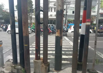 Tiang listrik halangi orang seberang lewat zebra cross