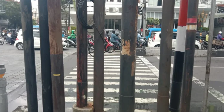 Tiang listrik halangi orang seberang lewat zebra cross