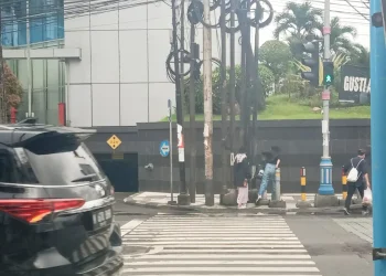 Tiang halangi zebra cross