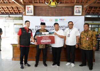 OJK dan IJK salurkan bantuan untuk korban banjir bandang Kabupaten Malang pada Sabtu (10/12/2022).