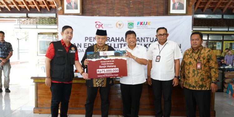 OJK dan IJK salurkan bantuan untuk korban banjir bandang Kabupaten Malang pada Sabtu (10/12/2022).