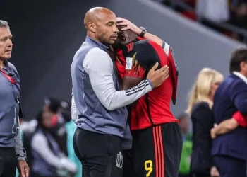 Romelu Lukaku menangis di pelukan Thierry Henry usai pertandingan lawan Kroasia.