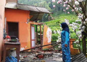 Keretakan parah akibat pergerakan tanah merembet hingga bagian atap, dinding hingga lantai bangunan sekolah SD dan SMP Satu Atap Gunungsari Kota Batu.