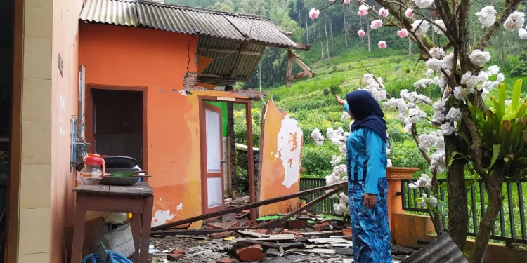 Keretakan parah akibat pergerakan tanah merembet hingga bagian atap, dinding hingga lantai bangunan sekolah SD dan SMP Satu Atap Gunungsari Kota Batu.