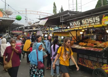 Suasana keramaian di salah satu sudut pusat kuliner di Alun-alun Kota Batu. Berbagai macam aneka kuliner dijajakan di sini. Cocok nenjadi destinasi Anda menghabiskan malam Tahun Baru 2023