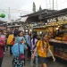 Suasana keramaian di salah satu sudut pusat kuliner di Alun-alun Kota Batu. Berbagai macam aneka kuliner dijajakan di sini. Cocok nenjadi destinasi Anda menghabiskan malam Tahun Baru 2023