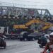 Kondisi truk pengangkut alat berat tersangkut jembatan perlintasan kereta api atau Buk Glodok, Kota Malang.