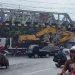 Kondisi truk pengangkut alat berat tersangkut jembatan perlintasan kereta api atau Buk Glodok, Kota Malang.