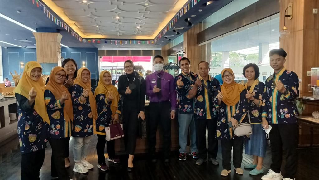 Jajaran Hotel Mercure Bandung Nexa Supratman bersama peserta SMKN 1 Turen.