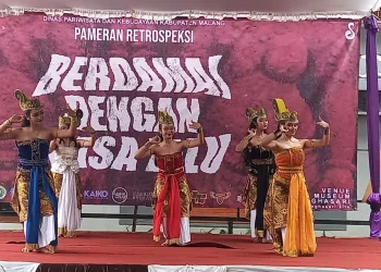 Tari srimpi limo yang dibawakan oleh Padhepokan Seni Mangun Dharma.