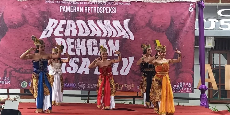 Tari srimpi limo yang dibawakan oleh Padhepokan Seni Mangun Dharma.