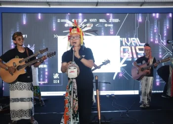 Wali Kota Malang, Sutiaji, saat ikut tampil bersama musisi asli Malang itu.