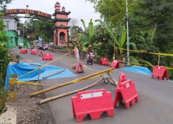 Jalur alternatif masuk ke Kota Batu, Jawa Timur, via Jurang Susuh mengalami longsor hingga memakan sebagaian badan jalan. Jalur ini terpaksa tidak bisa dilewati kendaraan roda empat hingga sebulan ke depan. Foto/Azmy