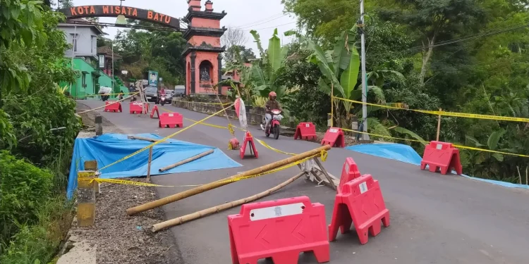 Kota Batu,Tanah Longsor,Perbaikan Tanah Longsor - Deal, Kota Batu Anggarkan Rp 700 Juta Perbaiki Jalan Longsor di Jurang Susuh
