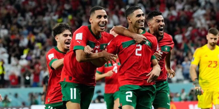 Achraf Hakimi dan rekan rekannya merayakan kemenangan Maroko atas Spanyol usai mencetak gol penalty penentu kemenangan.