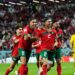 Achraf Hakimi dan rekan rekannya merayakan kemenangan Maroko atas Spanyol usai mencetak gol penalty penentu kemenangan.