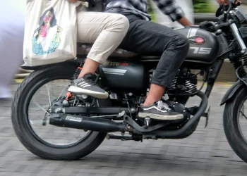 Ilustrasi pengguna motor di kampus di Kota Malang.