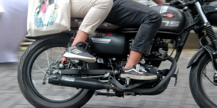 Ilustrasi pengguna motor di kampus di Kota Malang.