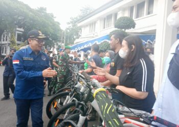 Wali Kota Malang, Sutiaji, menyerahkan secara simbolis hadiah undian 22 sepeda gunung kepada pengguna layanan E-Parking Kota Malang.
