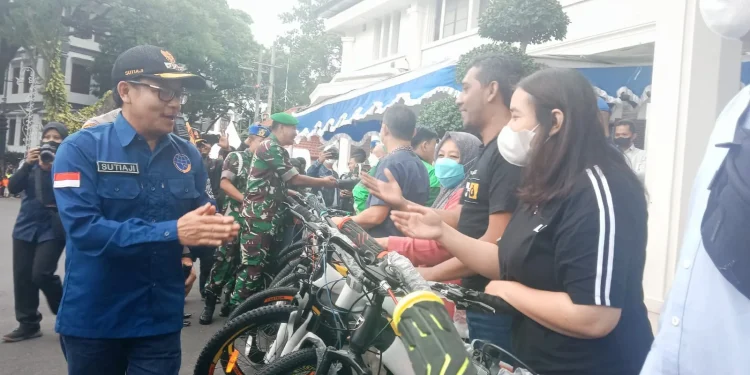 Wali Kota Malang, Sutiaji, menyerahkan secara simbolis hadiah undian 22 sepeda gunung kepada pengguna layanan E-Parking Kota Malang.