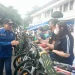 Wali Kota Malang, Sutiaji, menyerahkan secara simbolis hadiah undian 22 sepeda gunung kepada pengguna layanan E-Parking Kota Malang.