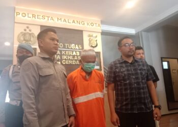 Kasat Reskrim Polresta Malang Kota, AKP Bayu Febrianto mengungkap pelaku perampokan di kos mahasiswi di Kota Malang.