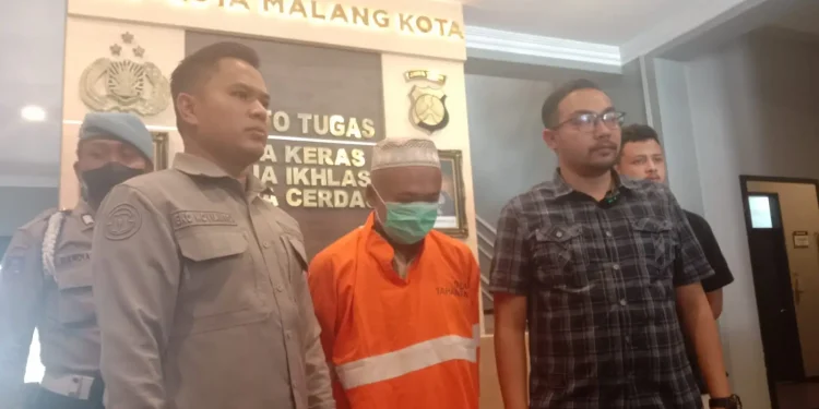 Kasat Reskrim Polresta Malang Kota, AKP Bayu Febrianto mengungkap pelaku perampokan di kos mahasiswi di Kota Malang.