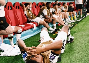 Para pemain Jerman di bangku cadangan tertunduk lesu setelah tau mereka tidak lolos karena Jepang menang atas Spanyol.