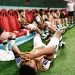 Para pemain Jerman di bangku cadangan tertunduk lesu setelah tau mereka tidak lolos karena Jepang menang atas Spanyol.