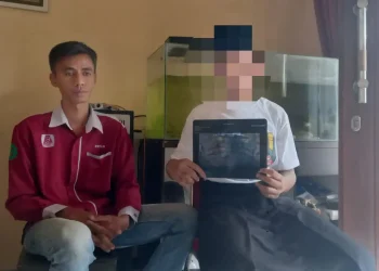 Erfan Effendi (kiri) bersama GP (kanan) yang memegang hasil X-ray kondisi giginya.