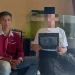 Erfan Effendi (kiri) bersama GP (kanan) yang memegang hasil X-ray kondisi giginya.