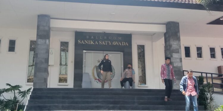 Suasana Ballroom Sanika Satyawada Polresta Malang Kota yang digunakan ruang pemeriksaan pelapor oleh Propam Polri pada 20 Desember 2022.