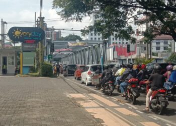 Kepadatan arus lalu lintas yang menumpuk di Jembatan Soekarno-Hatta (Suhat), Kota Malang.