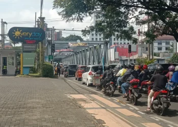 Kepadatan arus lalu lintas yang menumpuk di Jembatan Soekarno-Hatta (Suhat), Kota Malang.