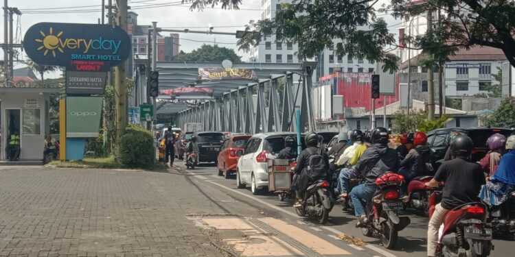 Kepadatan arus lalu lintas yang menumpuk di Jembatan Soekarno-Hatta (Suhat), Kota Malang.