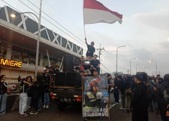 Aremania melakukan gelombang aksi penuntut keadilan bagi korban Tragedi Kanjuruhan bertepatan dengan Hari HAM.