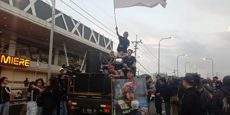 Aremania melakukan gelombang aksi penuntut keadilan bagi korban Tragedi Kanjuruhan bertepatan dengan Hari HAM.