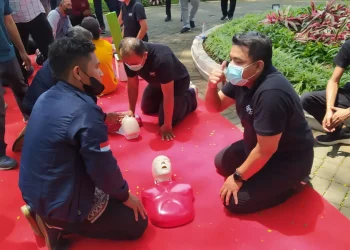 Sejumlah wartawan di Malang saat mempraktekkan tindakan cardiopulmonary resuscitation (CPR) atau resusitasi jantung paru (RJP) dari petugas medis IHC RS Lavalette, Jumat (2/12/2022).