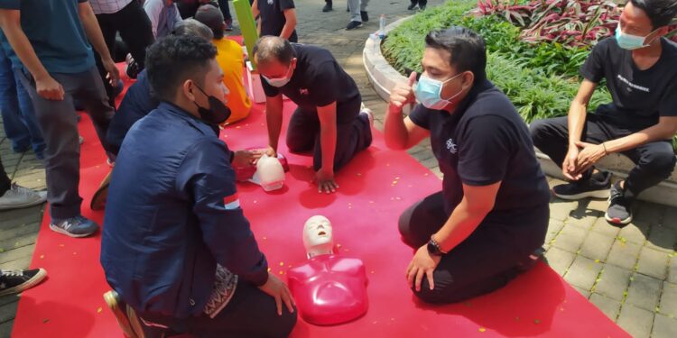 Sejumlah wartawan di Malang saat mempraktekkan tindakan cardiopulmonary resuscitation (CPR) atau resusitasi jantung paru (RJP) dari petugas medis IHC RS Lavalette, Jumat (2/12/2022).
