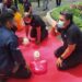 Sejumlah wartawan di Malang saat mempraktekkan tindakan cardiopulmonary resuscitation (CPR) atau resusitasi jantung paru (RJP) dari petugas medis IHC RS Lavalette, Jumat (2/12/2022).