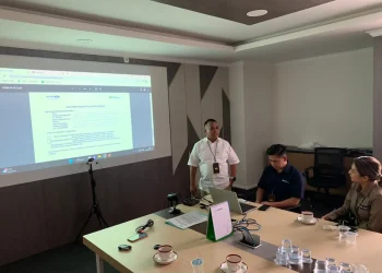 Kepala BPJS Ketenagakerjaan Malang Widodo (kemeja putih) saat menyampaikan sosialisasi di kantornya, Selasa (6/11/2022).