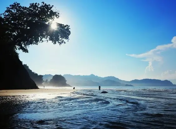 Panorama pantai Banyu Anjlok Malang.