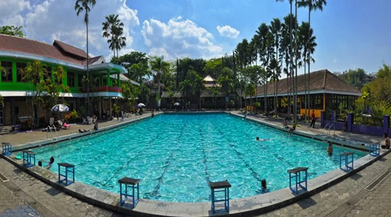 Kolam renang Lembah Dieng Malang yang berskala internasional.
