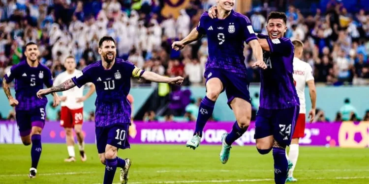 Julian Alvarez saat merayakan golnya ke gawang Polandia di Stadium 974.